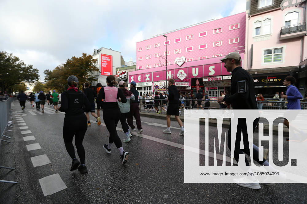 32nd edition of the Hella Hamburg Half Marathon: Nearly 21,000 runners completed the course on Sunday. Runners in the fifth starting block ran along the Reeperbahn in St. Pauli, Hamburg.