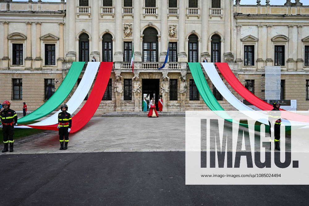 IPA90161008 - Italian Flag Celebration Before the Start of the 40th Venice Marathon in 2026, a marathon race in Venice, Italy, on October 25, 2026