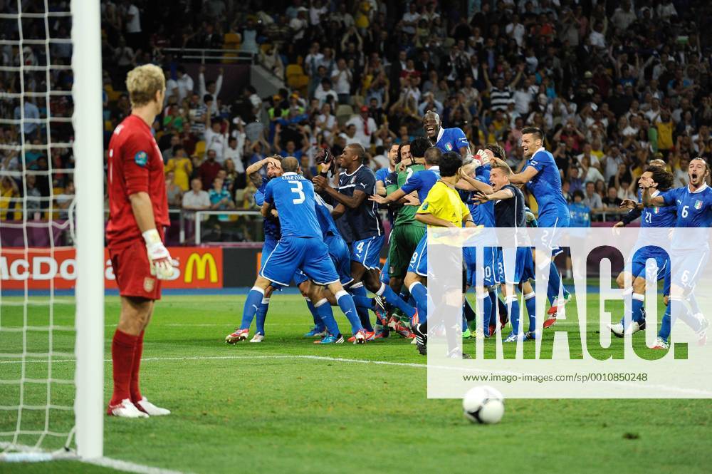 Kollektiver Jubel,Freude,Begeisterung nach dem entscheidenden Elfmeter,Strafstoss zum 4-2. Elfmeterschiessen.li:Joe HART (ENG),Torwart . Spiel 28,Viertelfinale ,England (ENG)-Italien(ITA) am 24.06.2012 in Kiew. Fussball UEFA EURO 2012 P o l e n U k r a i n e vom 08.06.
