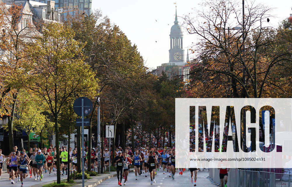 The field of participants at the 32nd Hella Half Marathon in Hamburg on the Reeperbahn