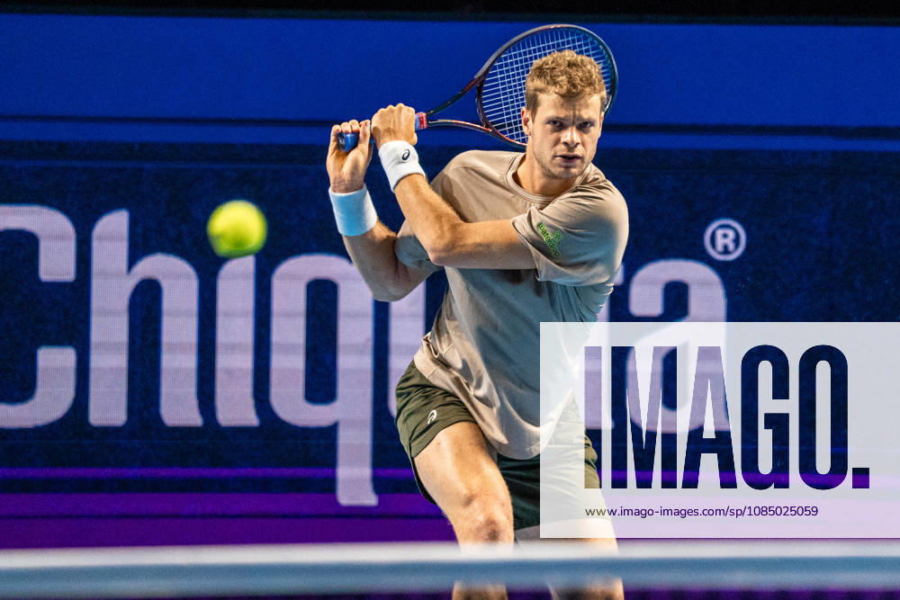 BASEL, SWITZERLAND, OCTOBER 25 Yannick Hanfmann of Germany hits a backhand against Rinky Hijikata of Australia during Day 2 of the Swiss Indoors Basel at St. Jakobshalle on October 25, 2026, in Basel, Switzerland