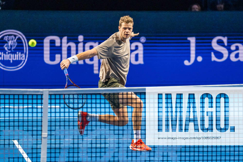 BASEL, SWITZERLAND, OCTOBER 25 Yannick Hanfmann of Germany hits a backhand against Rinky Hijikata of Australia during Day 2 of the Swiss Indoors Basel at St. Jakobshalle on October 25, 2026, in Basel, Switzerland