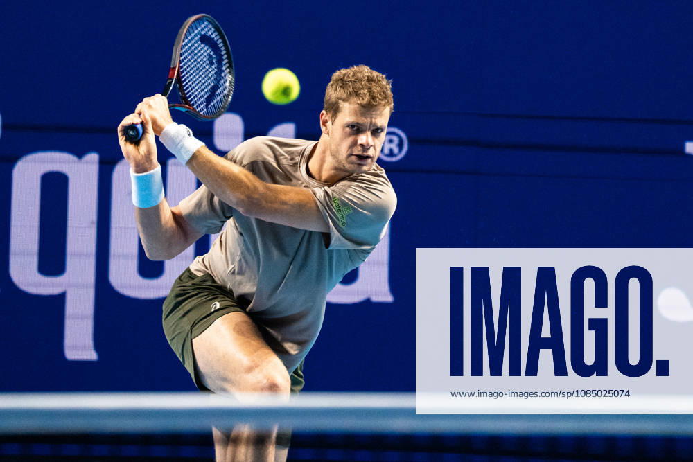 BASEL, SWITZERLAND, OCTOBER 25 Yannick Hanfmann of Germany hits a backhand against Rinky Hijikata of Australia during Day 2 of the Swiss Indoors Basel at St. Jakobshalle on October 25, 2026, in Basel, Switzerland
