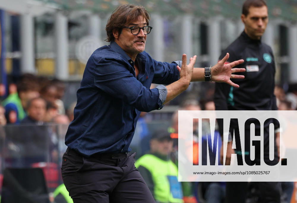 Fiorentina s coach Paolo Vanoli during the Italian Serie A soccer match between FC Inter and Fiorentina at Giuseppe Meazza Stadium in Milan, Italy, 25 October 2026. ANSA MATTEO BAZZI. Serie A: FC Inter Vs Fiorentina - ZUMAa110 20261025_zaf_a110_001