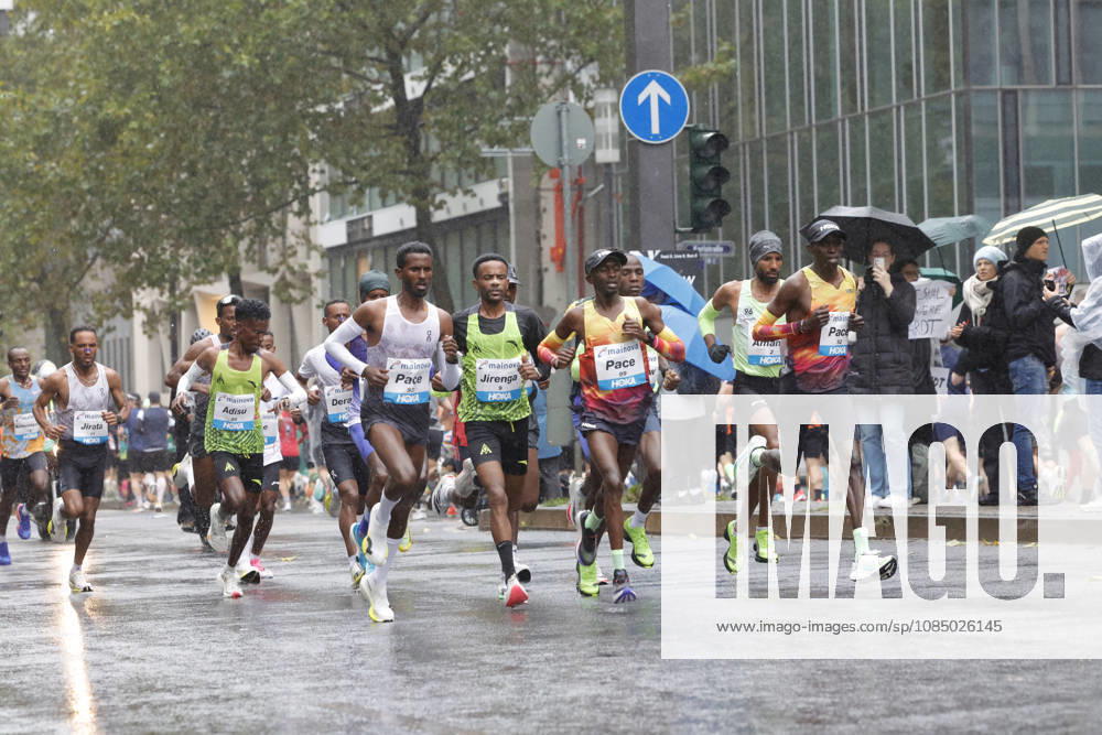Track and Field 43 Mainova Frankfurt Marathon: Here, 2nd from the right, European champion and World Championship silver medalist Amanal Petros, Hannover 96, German record holder with a time of 2:04:03, Frankfurt am Main, Hesse, Germany