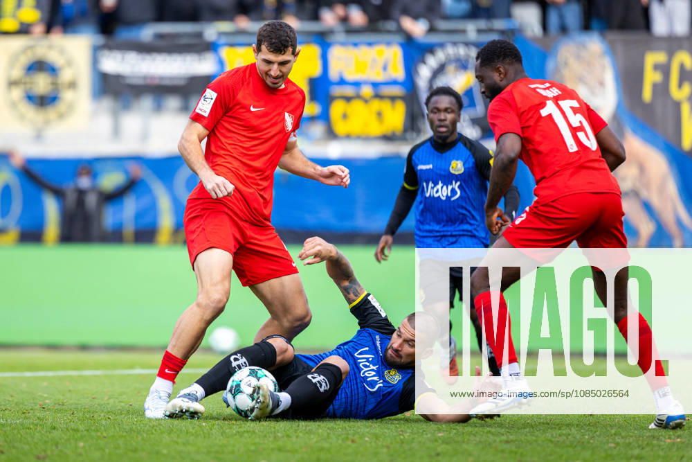 L R Semi Belkahia, TSV Havelse, 04, Kai Bruenker 1 FC Saarbrücken, 09, Dennis Duah TSV Havelse, 15 GER, TSV Havelse vs. 1 FC Saarbrücken, Soccer, 3rd Division, Matchday 11, 2026–2027 season, October 25, 2026 DFL regulations prohibit the use of photographs as image sequences and or quasi-video GER, TSV Havelse vs. 1 FC Saarbrücken, soccer, 3rd Division, Matchday 11, 2026–2027 season, October 25, 2026, Hanover