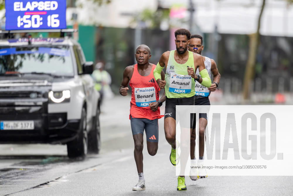 Mainova Frankfurt Marathon 2026 At the 37-kilometer mark, Amanal Petros of Germany is ahead of the eventual winner, Jirata Denki of Ethiopia, with third-place finisher Benard Biwott of Kenya to the left. Mainova Frankfurt Marathon on October 25, 2026, in Frankfurt am Main, Frankfurt am Main, Hesse, Germany, Festhalle, Race Course