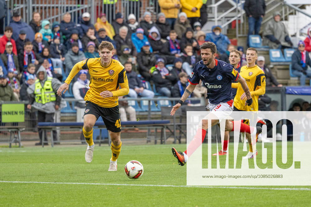 Soccer 2. Bundesliga Men s 2026–2027 Season, Matchday 9: Holstein Kiel vs. Dynamo Dresden; Kiel in dark blue, Dresden in yellow; Quentin Enold (left), Giorgi Kvilitaia; Holstein Kiel Stadium, Westring 501, Schleswig-Holstein, Germany