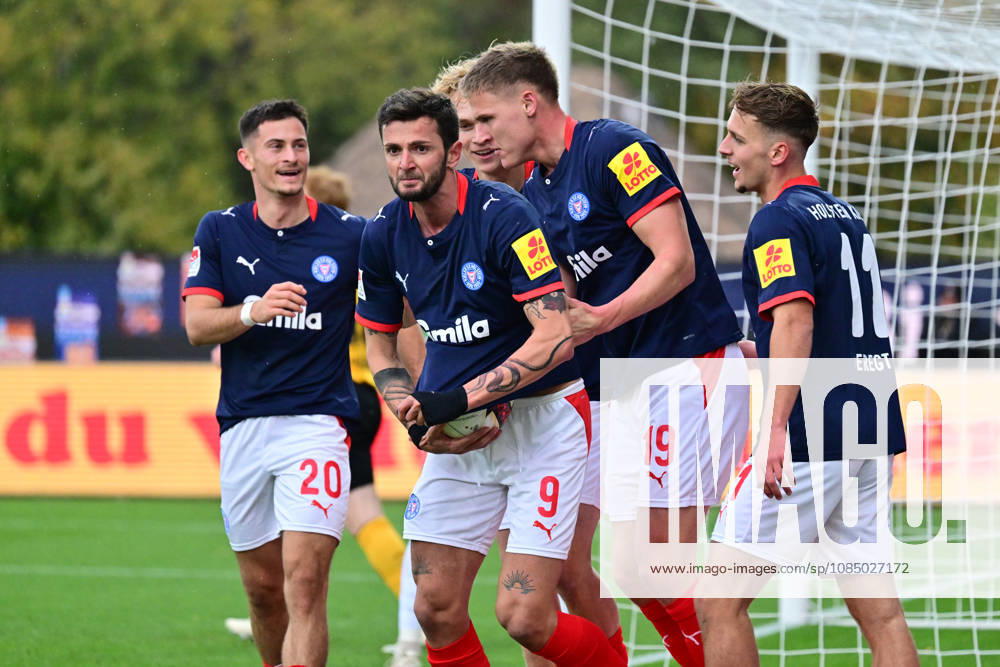 Soccer, Men s, 2nd Bundesliga, 2026–2027 Season, Holstein Kiel vs. SG Dynamo Dresden, Matchday 9, KSV, SGD, Holstein Stadium Giorgi Kvilitaia puts Holstein Kiel ahead and celebrates with his teammates in Kiel, Holstein Stadium, Schleswig-Holstein, Germany