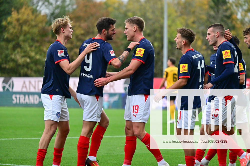 Soccer, Men s, 2nd Bundesliga, 2026–2027 Season, Holstein Kiel vs. SG Dynamo Dresden, Matchday 9, KSV, SGD, Holstein Stadium Giorgi Kvilitaia puts Holstein Kiel in the lead and celebrates with his teammates in Kiel, Holstein Stadium, Schleswig-Holstein, Germany