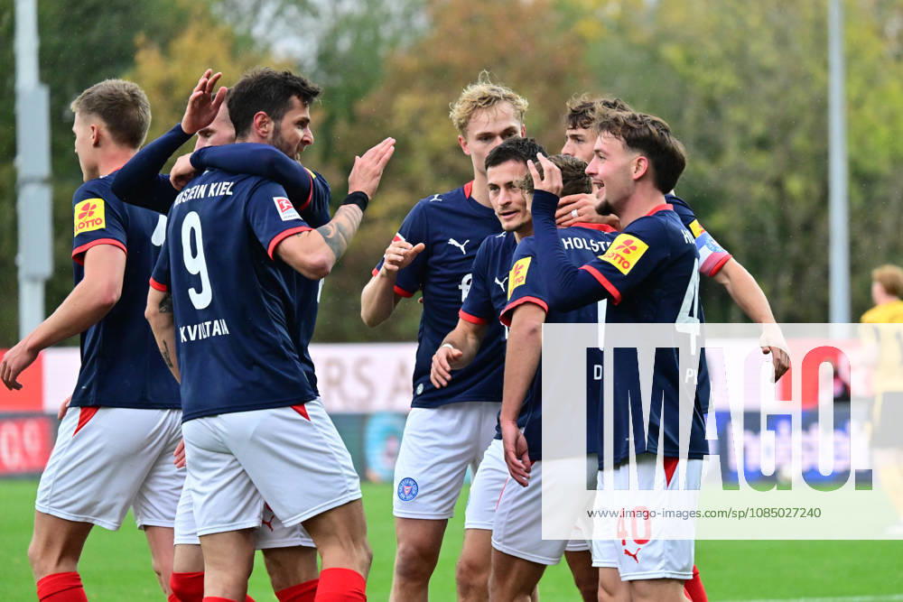 Soccer, Men s, 2nd Bundesliga, 2026–2027 Season, Holstein Kiel vs. SG Dynamo Dresden, Matchday 9, KSV, SGD, Holstein Stadium Giorgi Kvilitaia puts Holstein Kiel in the lead and celebrates with his teammates in Kiel, Holstein Stadium, Schleswig-Holstein, Germany