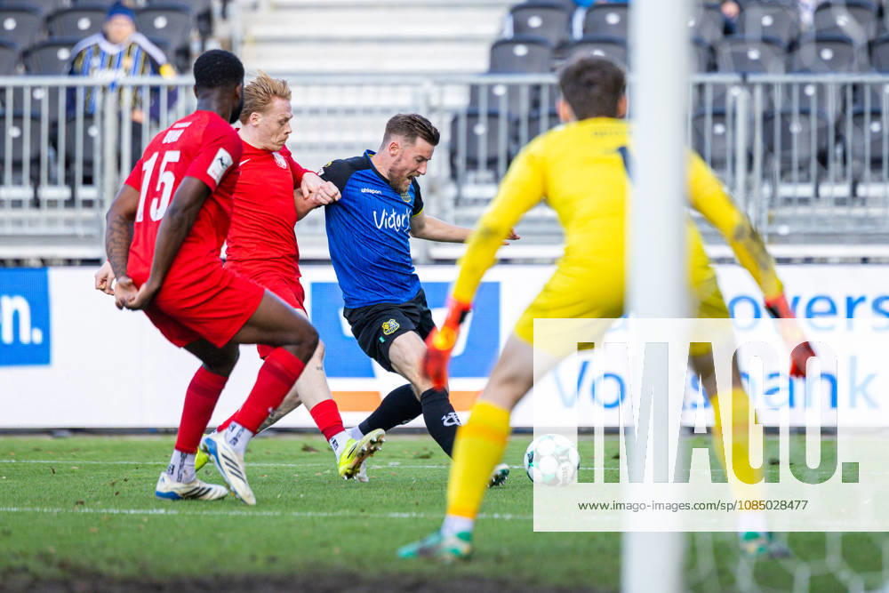 L R Dennis Duah, TSV Havelse, 15, Yannick Mausehund, TSV Havelse, 24, Kai Bruenker, 1 FC Saarbrücken, 09, Tom Opitz, TSV Havelse, 01 GER, TSV Havelse vs. 1 FC Saarbrücken, Soccer, 3rd Division, Matchday 11, 2026–2027 Season, October 25, 2026 DFL regulations prohibit any use of photographs as image sequences and or quasi-video GER, TSV Havelse vs. 1 FC Saarbrücken, Soccer, 3rd Division, Matchday 11, 2026–2027 season, October 25, 2026, Hanover
