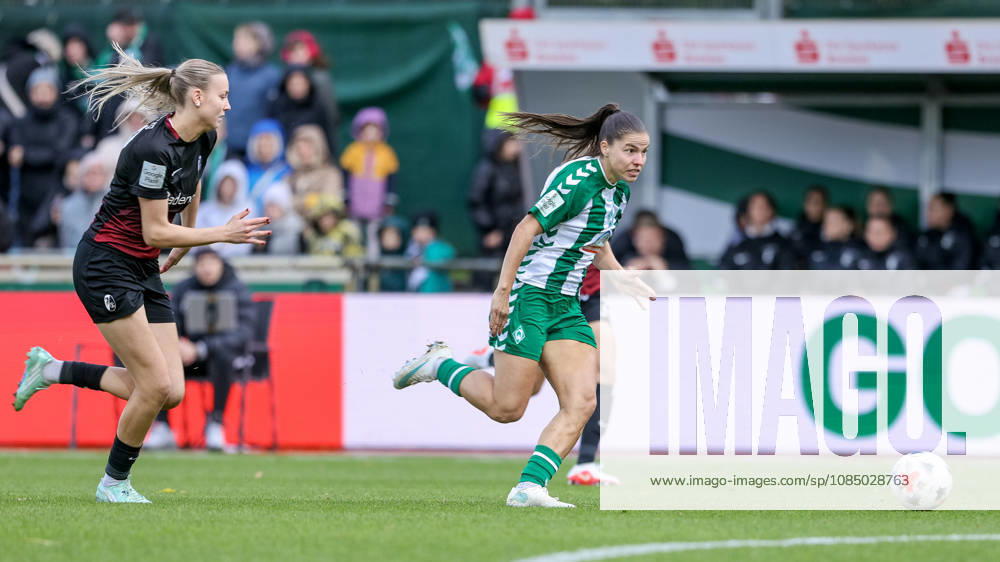From left: Mia Lena Maas of SC Freiburg, 18, and Luna Vanzeir of SV Werder Bremen, 13, in a running duel, tackle, duel, dynamic moment, action, game scene, DFB REGULATIONS PROHIBIT ANY USE OF PHOTOGRAPHS AS SEQUENCE IMAGES AND OR VIDEO-LIKE PHOTO SERIES DFB REGULATIONS PROHIBIT ANY USE OF PHOTOGRAPHS AS IMAGE SEQUENCES AND OR QUASI-VIDEO, October 25, 2026, Bremen, Germany, soccer, Google Pixel Women’s Bundesliga, SV Werder Bremen vs. SC Freiburg