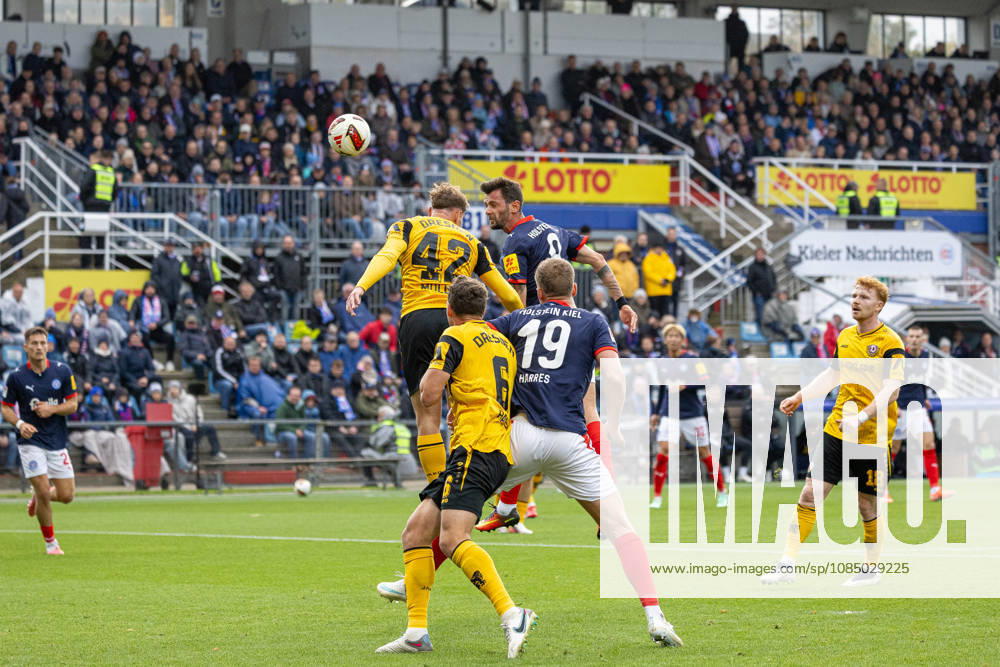 Soccer 2. Bundesliga Men s 2026–2027 Season, Matchday 9: Holstein Kiel vs. Dynamo Dresden. Kiel in dark blue, Dresden in yellow. In the foreground: Nicolai Rapp and Phil Harres; in the background: Friedrich Müller (left) and Giorgi Kvilitaia. Kiel Holstein Stadium, Westring 501, Schleswig-Holstein, Germany