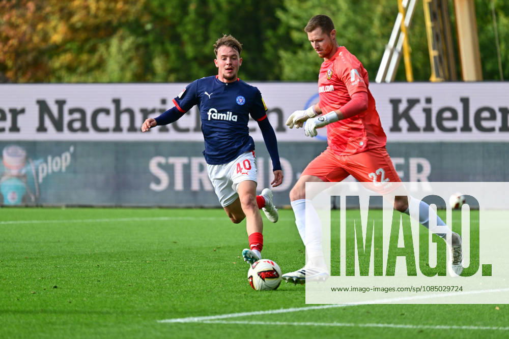 Soccer, Men s, 2nd Bundesliga, 2026–2027 Season, Holstein Kiel vs. SG Dynamo Dresden, Matchday 9, KSV, SGD, Holstein Stadium Leon Parduzi puts pressure on goalkeeper Lennart Grill Kiel, Holstein Stadium Holstein Stadium Schleswig-Holstein, Germany