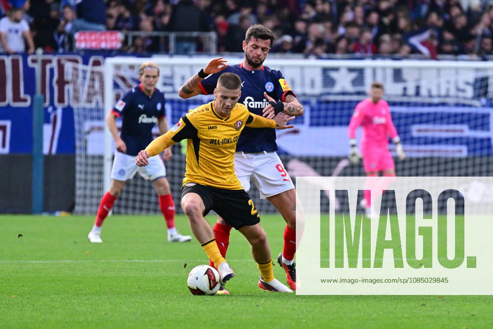 Soccer, Men s, 2nd Bundesliga, 2026–2027 Season, Holstein Kiel vs. SG Dynamo Dresden, Matchday 9, KSV, SGD, Holstein Stadium; Giorgi Kvilitaia presses Tobias Raschl for the ball; Kiel, Holstein Stadium; Holstein Stadium, Schleswig-Holstein, Germany