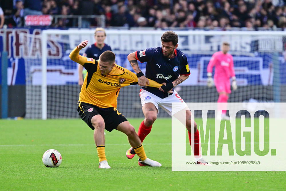 Soccer, Men s, 2nd Bundesliga, 2026–2027 Season, Holstein Kiel vs. SG Dynamo Dresden, Matchday 9, KSV, SGD, Holstein Stadium; Giorgi Kvilitaia presses Tobias Raschl for the ball; Kiel, Holstein Stadium; Holstein Stadium, Schleswig-Holstein, Germany