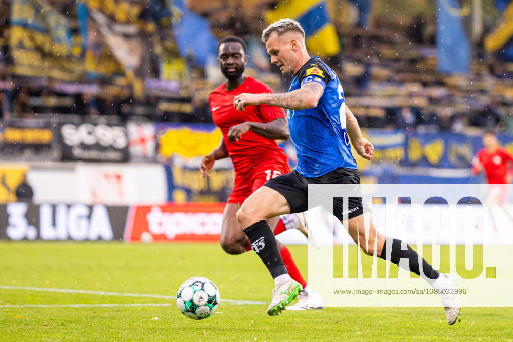 L R Dennis Duah, TSV Havelse, 15, Florian Pick, 1 FC Saarbrücken, 20 GER, TSV Havelse vs. 1 FC Saarbrücken, Soccer, 3rd Division, Matchday 11, 2026–2027 Season, October 25, 2026 DFL regulations prohibit any use of photographs as image sequences and or quasi-video GER, TSV Havelse vs. 1 FC Saarbrücken, soccer, 3rd Division, Matchday 11, 2026–2027 season, October 25, 2026, Hanover