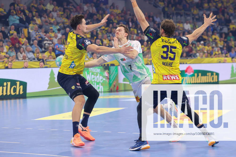 Opel HBL Handball, Rhein-Neckar Löwen vs. SC Magdeburg, from left: Robert Timmermeister (Rhein-Neckar Löwen), 7, Felix Claar (Magdeburg), 7; duel, battle, tackle, Mannheim