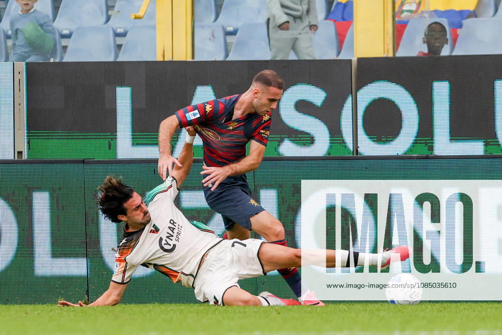 Genoa’s Mario Mitaj fights for the ball with Venezia’s Enrique Perez Munoz during the Serie A soccer match between Genoa and Venezia at the Luigi Ferraris Stadium in Genoa, Italy - Sunday, October 25, 2026. - Soccer .