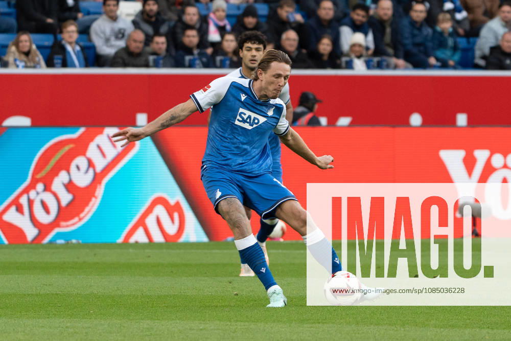 Wouter Burger, TSG Hoffenheim, No. 18 with the ball, action, dribbling, attack, GER, TSG 1899 Hoffenheim vs. Bayer 04 Leverkusen, soccer, Bundesliga 1, Matchday 7, 2026–2027 season, October 25, 2026, DFL regulations prohibit any use of photographs as image sequences and or quasi-video, GER, TSG 1899 Hoffenheim vs. Bayer 04 Leverkusen, soccer, Bundesliga 1, Matchday 7, 2026–2027 season, October 25, 2026, Sinsheim