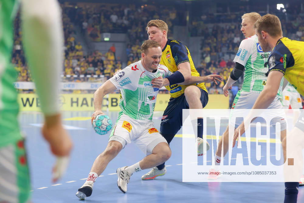 Handball Opel HBL Rhein Neckar Löwen SC Magdeburg, from left: Omar Ingi Magnusson (Magdeburg), 14, Haukur Thrastarson (Rhein Neckar Löwen), 25; duel, battle, tackle, Magdeburg