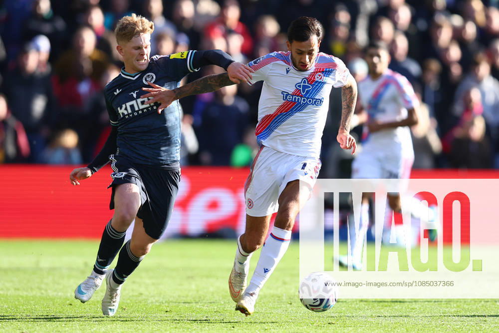 London, England, 25th October 2026. Lewis Hall of Newcastle United and Dwight McNeil of Crystal Palace challenge for the ball during the Crystal Palace vs Newcastle United Premier League match at Selhurst Park, London. Picture credit should read: Paul Terry Sportimage . SPI_019_PT_Palace_Newcastle SPI-5101-0019