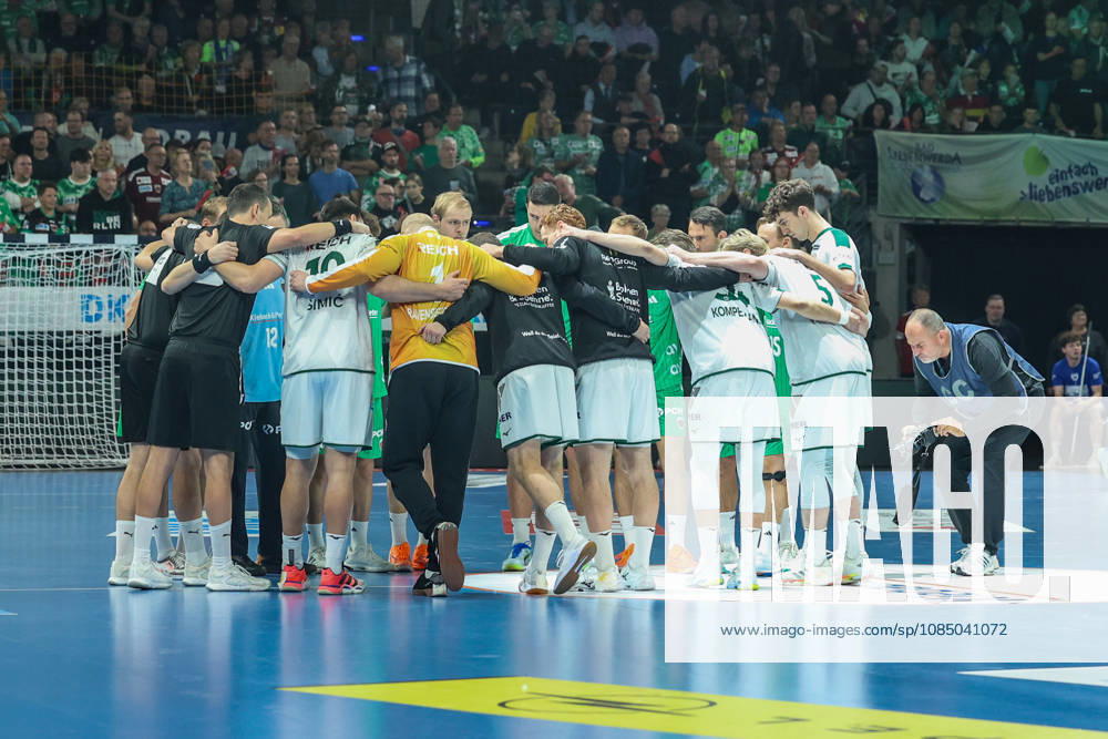 Füchse Berlin vs. HSG Wetzlar, Handball Bundesliga 1, Matchday 10, Max Schmeling Halle; both teams before tip-off, Berlin, Berlin, Germany