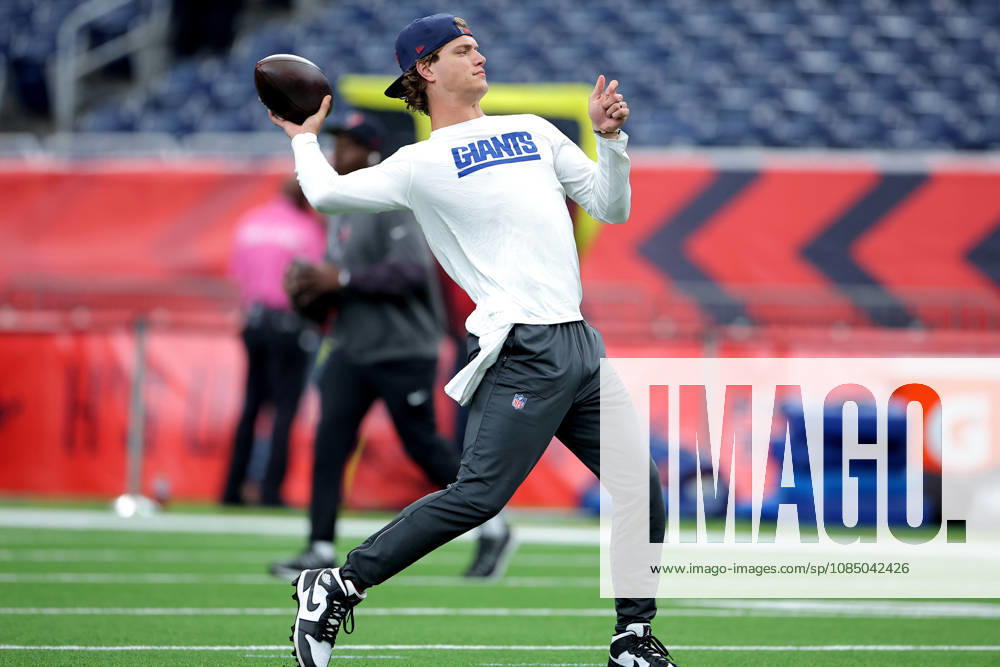 Houston, Texas, U.S: New York Giants quarterback J.J. McCarthy (18) warms up prior to the NFL, American Football Herren, USA regular season game between the Houston Texans and the New York Giants at Reliant Stadium in Houston, TX on October 25, 2026. NFL 2026 - New York Giants Vs Houston Texans - ZUMAw137 20261025_aap_w137_006