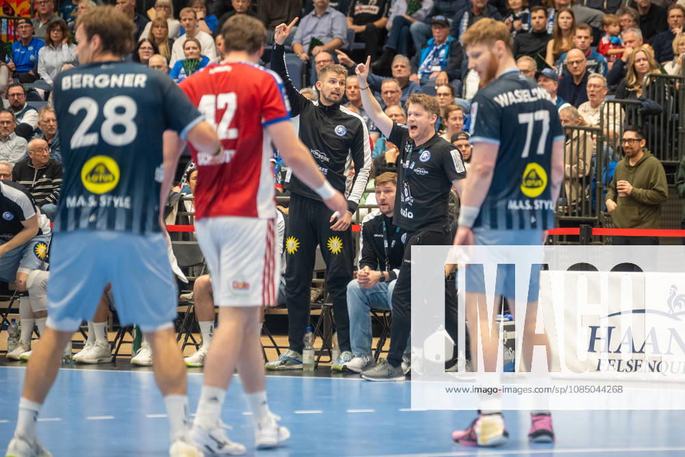 Christopher Rudeck (Bergischer HC 06, 01) and Markus Puetz (Bergischer HC 06, coach) look a bit nervous on the sidelines. Bergischer HC vs. Handball Club Hamburg, Handball, Opel HBL, Matchday 10, 2026–2027 Season, October 25, 2026 Bergischer HC vs. Handball Club Hamburg, Handball, Opel HBL, Matchday 10, 2026–2027 season, October 25, 2026 Düsseldorf