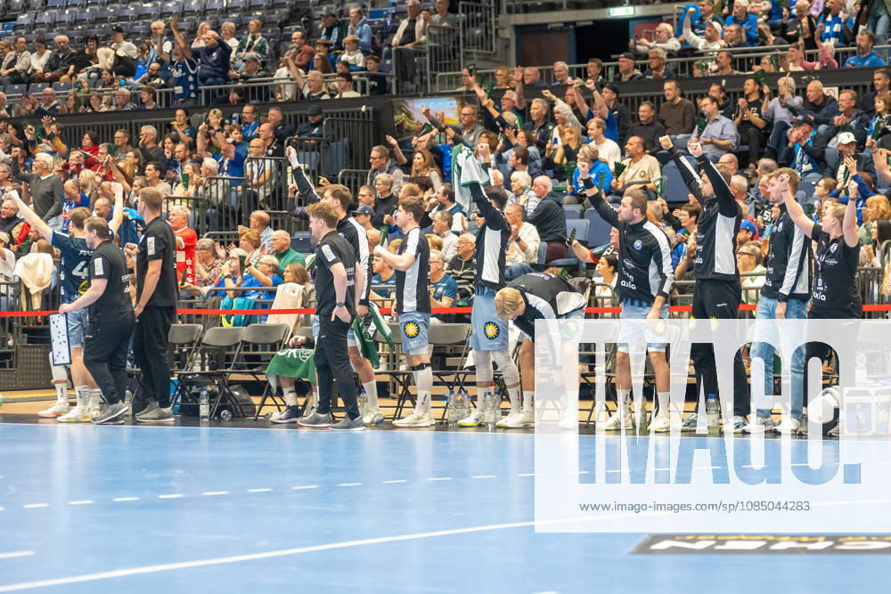 The BHC bench celebrates the goal at halftime: Bergischer HC vs. Handball Club Hamburg, Handball, Opel HBL, Matchday 10, 2026–2027 season, October 25, 2026 Bergischer HC vs. Handball Club Hamburg, Handball, Opel HBL, Matchday 10, 2026–2027 Season, October 25, 2026 Düsseldorf