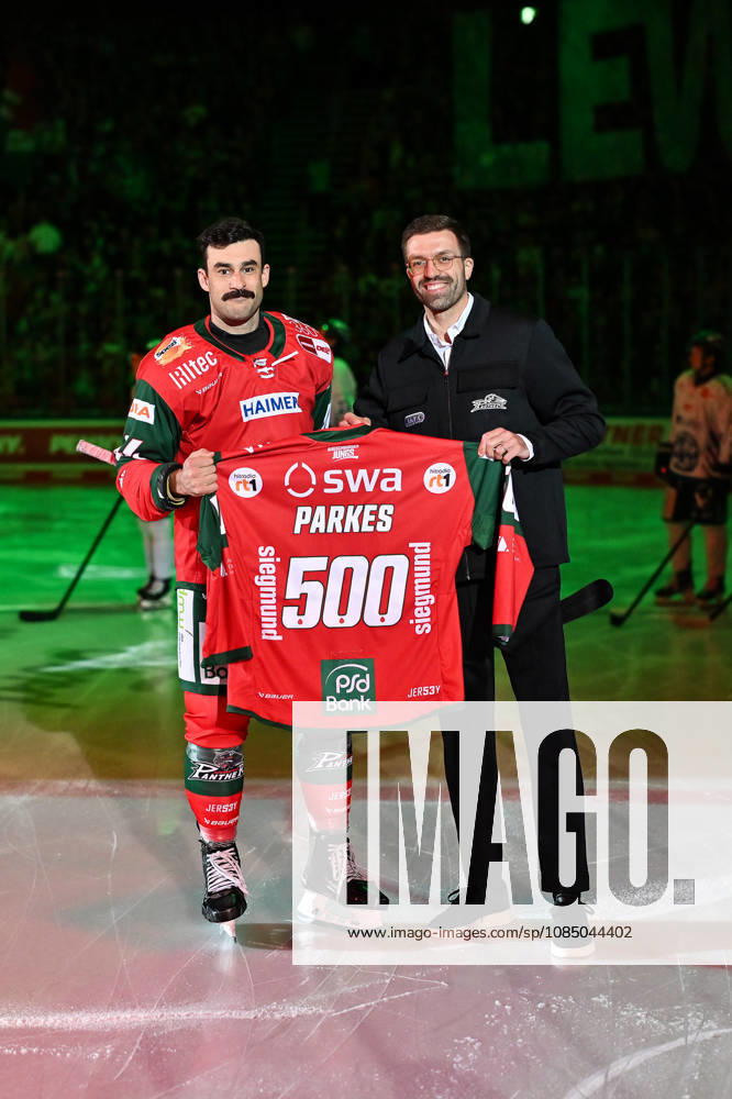 Penny DEL Augsburger Panther vs. Straubing Tigers, October 25, 2026, AUGSBURG, GERMANY, OCTOBER 25. Pictured: Trevor PARKES of the Augsburger Panther, No. 84, being honored by Max HORBER for his 500th DEL game before the Penny DEL match between the Augsburger Panther and the Straubing Tigers on Matchday 12 at Curt Frenzel Stadium.