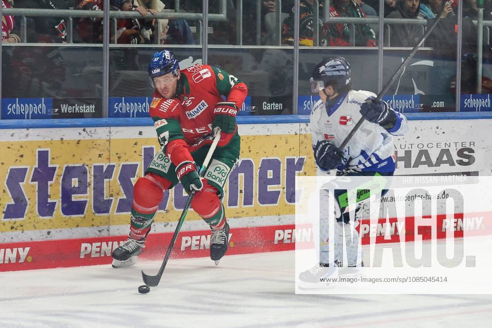 One-on-one, action, featuring Kyle Wood 37 of the Augsburger Panther, Augsburger Panther vs. Straubing Tigers, Matchday 12, ice hockey, Penny DEL, October 25, 2026, Augsburg, Bavaria, Germany