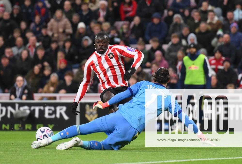 Brian Brobbey of Sunderland (left) and James Trafford goalkeeper for Leeds United Sunderland v Leeds United, Premier League, Football, Stadium of Light, Sunderland, Tyne & Wear, UK - 25 Oct 2026Sunderland Stadium of Light Tyne & Wear United Kingdom