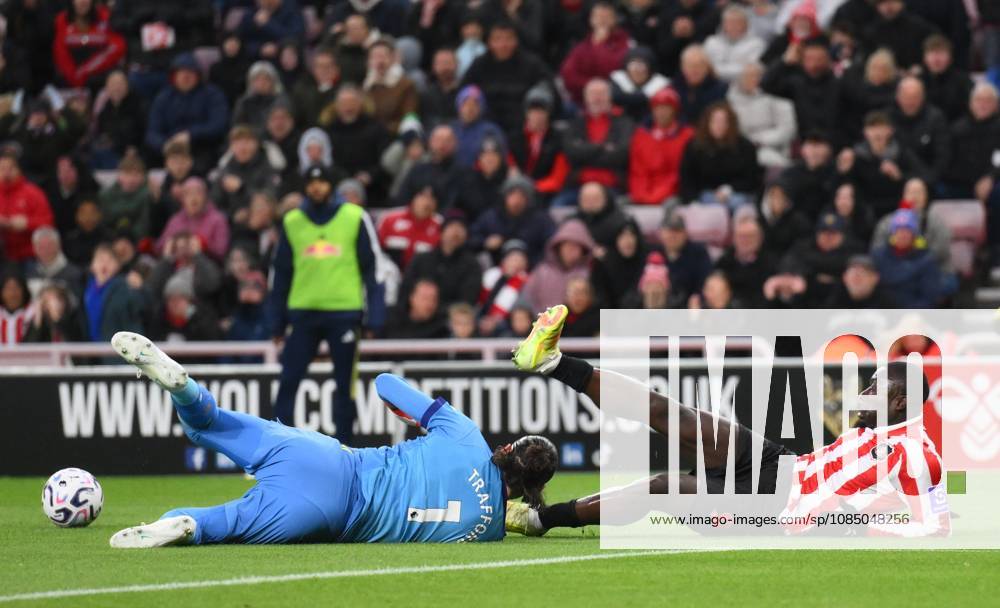 Brian Brobbey of Sunderland (right) and James Trafford goalkeeper for Leeds United Sunderland v Leeds United, Premier League, Football, Stadium of Light, Sunderland, Tyne & Wear, UK - 25 Oct 2026Sunderland Stadium of Light Tyne & Wear United Kingdom