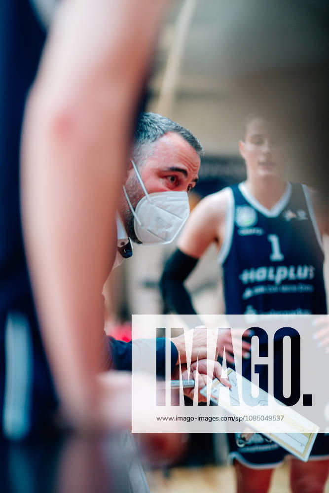BB 1BL Halfit Lions vs. Herner TC: Head Coach Timur Topal of the Halfit Lions, wearing a mask due to a viral infection, during the 2026–2027 season of the DBBL Toyota Women s Basketball Bundesliga in the game between the Halfit Lions and Herner TC at the SWH Arena on October 25, 2026, in Halle an der Saale, Saxony-Anhalt, Germany