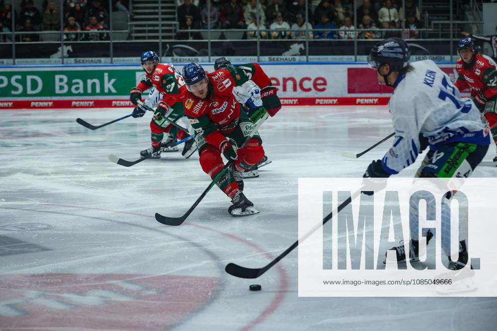 PENNY DEL 2026–2027, Game 12: Augsburg Panthers vs. Straubing Tigers. Pictured, from left, in a one-on-one battle: Kyle Wood (AEV) and Adrian Klein (Tigers).