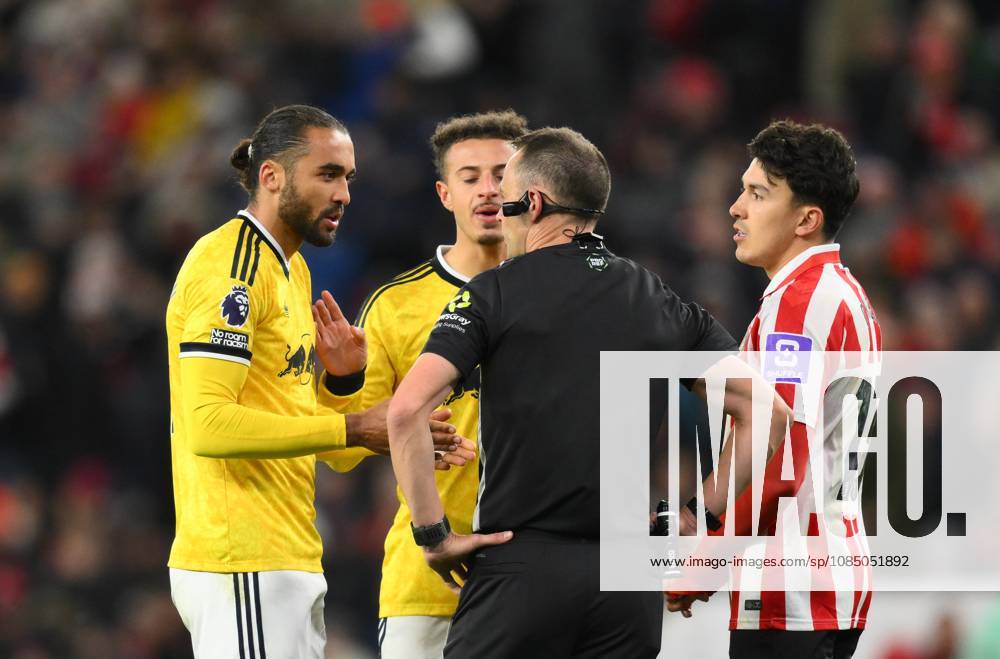 Dominic Calvert-Lewin of Leeds United (left) protests to the referee Sunderland v Leeds United, Premier League, Football, Stadium of Light, Sunderland, Tyne & Wear, UK - 25 Oct 2026Sunderland Stadium of Light Tyne & Wear United Kingdom