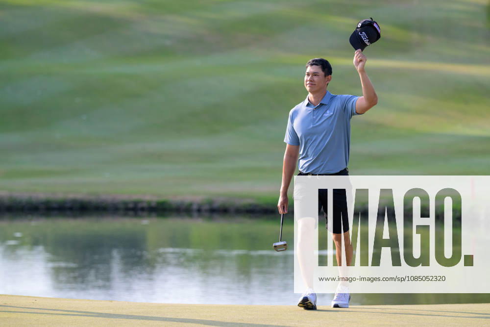 Hong Kong Golfer Matthew Cheung takes 2nd place and acknowledges the crowd support coming up the 18th green. Hong Kong,China:25 Oct,2026. John CATLIN . Hong Kong Open Golf Final Round,Hong Kong,China - ZUMAr144 20261025_zap_r144_005