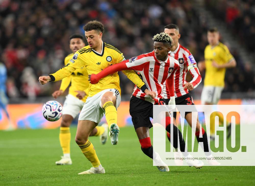 Ethan Ampadu of Leeds United (left) fends off Nilson Angulo of Sunderland Sunderland v Leeds United, Premier League, Football, Stadium of Light, Sunderland, Tyne & Wear, UK - 25 Oct 2026Sunderland Stadium of Light Tyne & Wear United Kingdom
