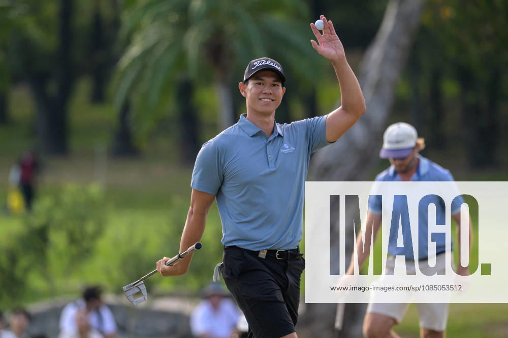 Hong Kong Golfer Matthew Cheung takes 2nd place and acknowledges the crowd support coming up the 18th green. Hong Kong,China:25 Oct,2026. John CATLIN . Hong Kong Open Golf Final Round,Hong Kong,China - ZUMAr144 20261025_zap_r144_017