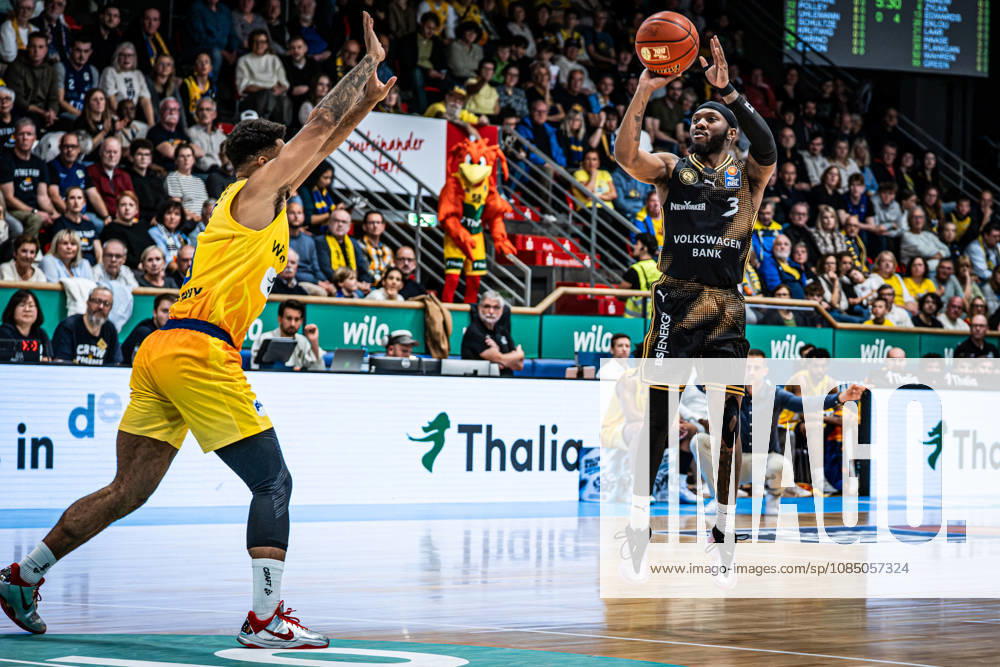 EasyCredit BBL Phoenix Hagen vs. Basketball Löwen Braunschweig, Hagen, October 25, 2026, Ischelandhalle, Hagen: Jour Reaves 3, Basketball Löwen Braunschweig, PG, with a three-pointer; easyCredit BBL Phoenix Hagen vs. Basketball Löwen Braunschweig, Hagen, October 25, 2026, Ischelandhalle, Hagen