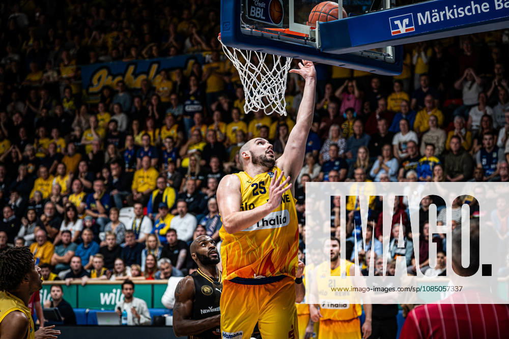 EasyCredit BBL Phoenix Hagen vs. Basketball Löwen Braunschweig, Hagen, October 25, 2026, Ischelandhalle, Hagen: Cameron Krutwig, 25, Phoenix Hagen, PF, scores on a layup. easyCredit BBL Phoenix Hagen vs. Basketball Löwen Braunschweig, Hagen, October 25, 2026, Ischelandhalle, Hagen