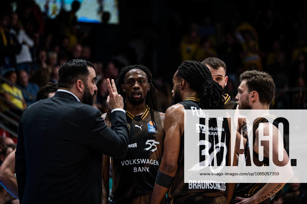 EasyCredit BBL Phoenix Hagen vs. Basketball Löwen Braunschweig, Hagen, October 25, 2026, Ischelandhalle, Hagen; Ramon Diaz Sanchez, Basketball Löwen Braunschweig, Head Coach; Tajh Green 55, Basketball Löwen Braunschweig, PF; easyCredit BBL Phoenix Hagen vs. Basketball Löwen Braunschweig, Hagen, October 25, 2026, Ischelandhalle, Hagen
