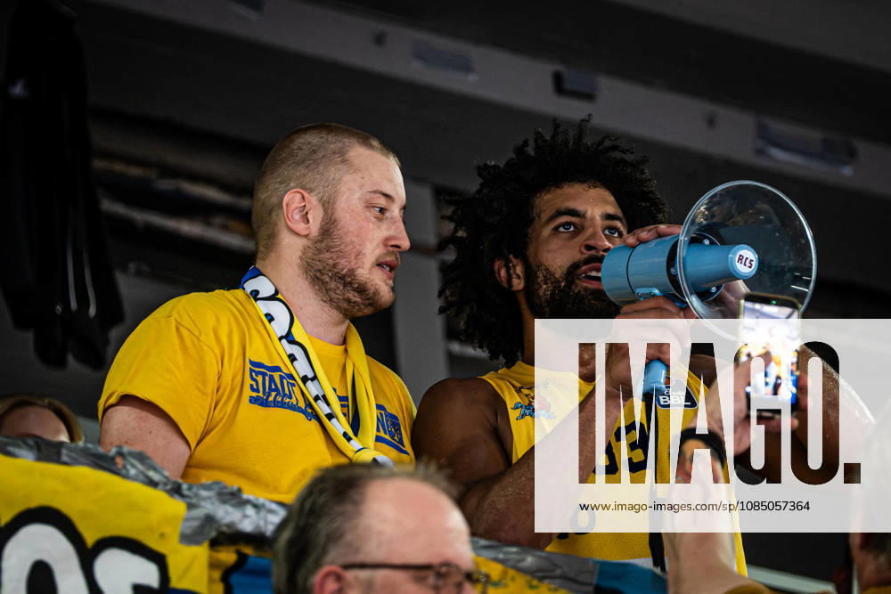 EasyCredit BBL Phoenix Hagen vs. Basketball Löwen Braunschweig, Hagen, October 25, 2026, Ischelandhalle, Hagen; Trenton Gibson 33, Phoenix Hagen; SG was carried onto the court by fans to the tune of HUMBA to celebrate; easyCredit BBL Phoenix Hagen vs. Basketball Löwen Braunschweig, Hagen, October 25, 2026, Ischelandhalle, Hagen