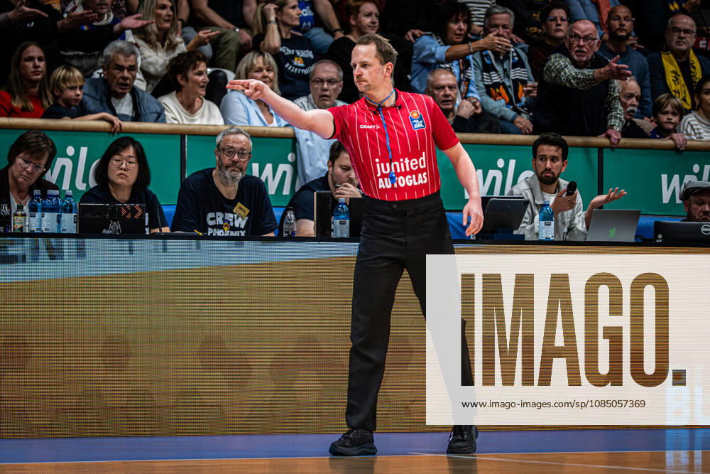 EasyCredit BBL Phoenix Hagen vs. Basketball Löwen Braunschweig, Hagen, October 25, 2026, Ischelandhalle Hagen—Referees Pinktober jerseys—easyCredit BBL Phoenix Hagen vs. Basketball Löwen Braunschweig, Hagen, October 25, 2026, Ischelandhalle Hagen
