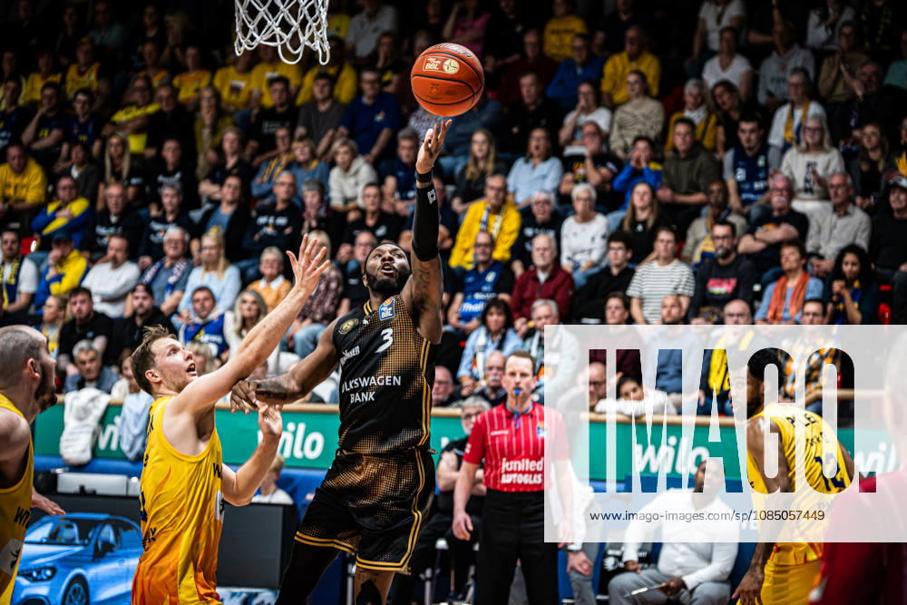 EasyCredit BBL Phoenix Hagen vs. Basketball Löwen Braunschweig, Hagen, October 25, 2026, Ischelandhalle, Hagen: Jour Reaves 3, Basketball Löwen Braunschweig, PG, scores a layup against Bjarne Kraushaar 4, Phoenix Hagen, PG. easyCredit BBL Phoenix Hagen vs. Basketball Löwen Braunschweig, Hagen, October 25, 2026, Ischelandhalle, Hagen