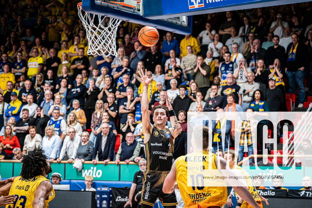 EasyCredit BBL Phoenix Hagen vs. Basketball Löwen Braunschweig, Hagen, October 25, 2026, Ischelandhalle, Hagen: Gian Aydinoglu 4, Basketball Löwen Braunschweig, point guard taking a shot in the easyCredit BBL game between Phoenix Hagen and Basketball Löwen Braunschweig, Hagen, October 25, 2026, Ischelandhalle, Hagen