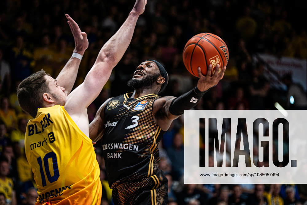 EasyCredit BBL Phoenix Hagen vs. Basketball Löwen Braunschweig, Hagen, October 25, 2026, Ischelandhalle, Hagen: Jour Reaves 3, Basketball Löwen Braunschweig, PG on a layup, defended by Fabian Bleck 10, Phoenix Hagen, PF; easyCredit BBL Phoenix Hagen vs. Basketball Löwen Braunschweig, Hagen, October 25, 2026, Ischelandhalle, Hagen