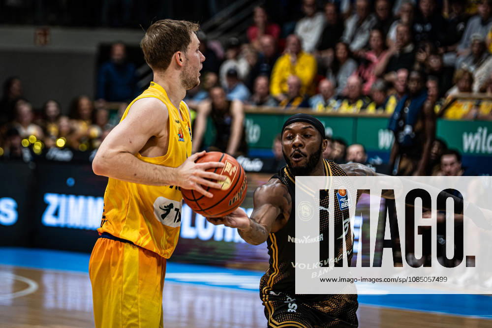 EasyCredit BBL Phoenix Hagen vs. Basketball Löwen Braunschweig, Hagen, October 25, 2026, Ischelandhalle, Hagen: Jour Reaves 3, Basketball Löwen Braunschweig, PG steals the ball from Bjarne Kraushaar 4, Phoenix Hagen, PG; easyCredit BBL Phoenix Hagen vs. Basketball Löwen Braunschweig, Hagen, October 25, 2026, Ischelandhalle, Hagen